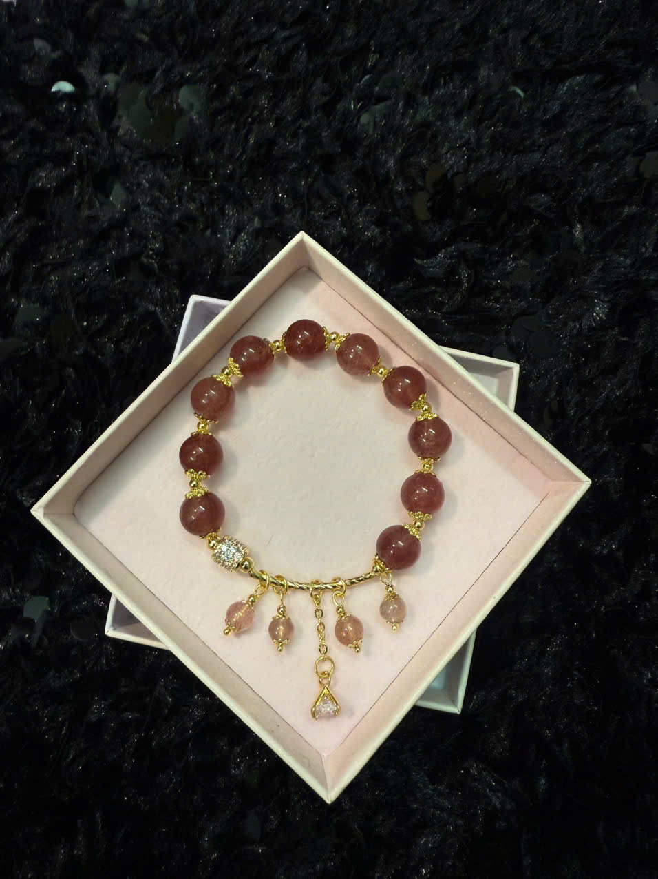 Vòng tay đá thạch anh dâu Charm đá lúc lắc - ảnh 1